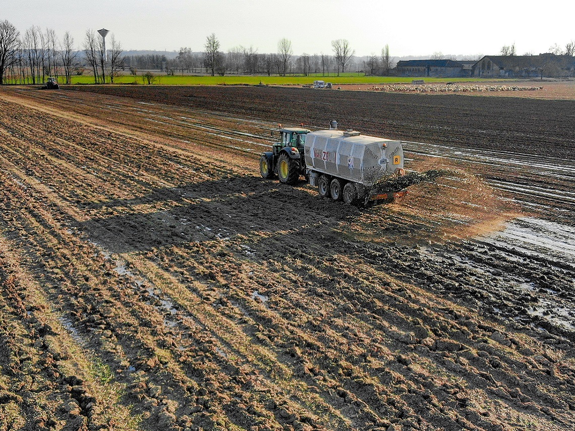 Trattore che sparge fertilizzanti