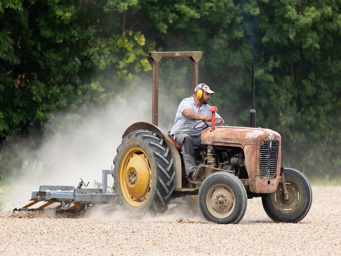trattore al lavoro